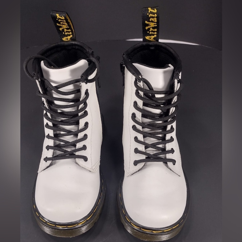 Dr. Martens White Leather Boots size 9 kids pre
Owned Exellent condition